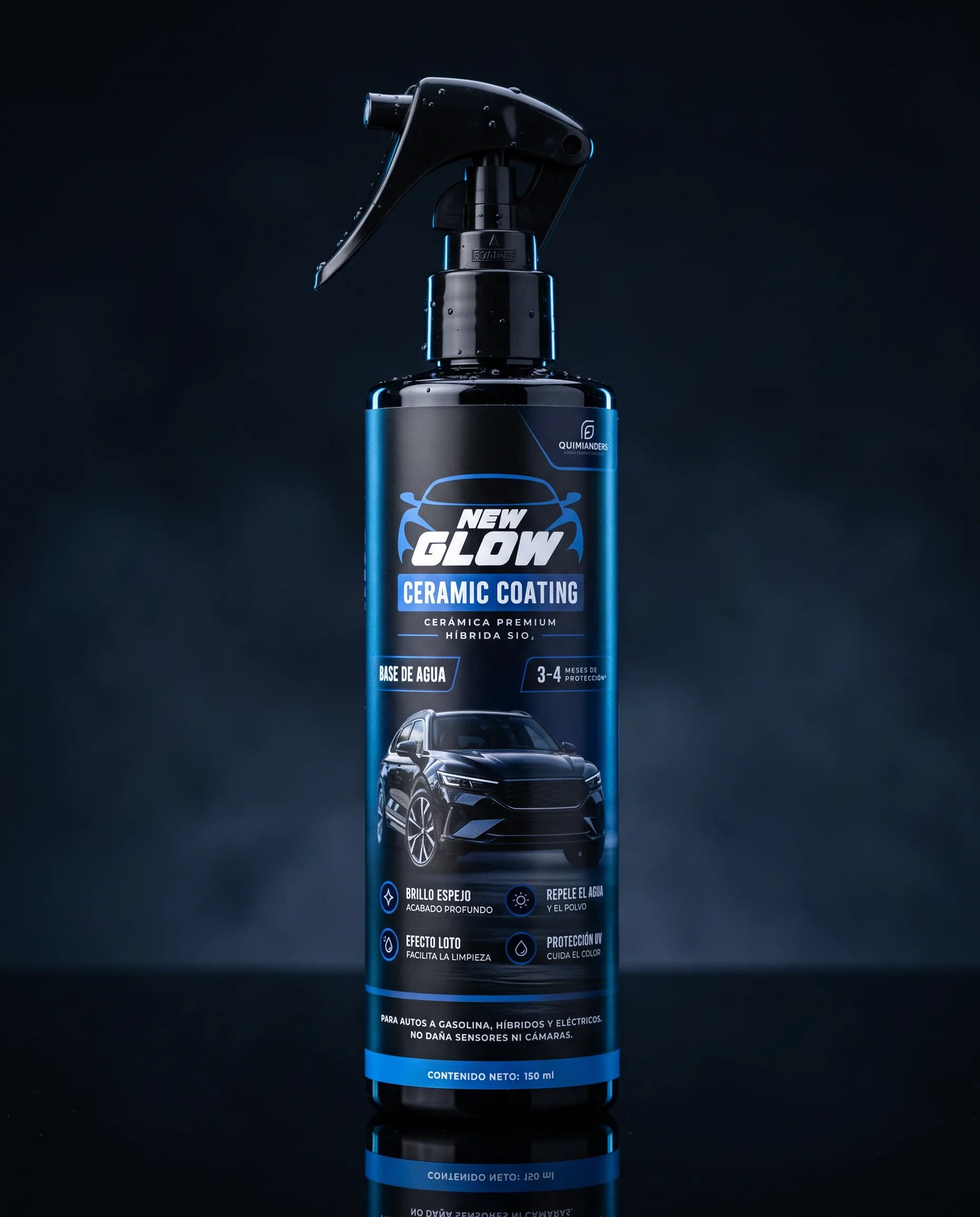 Frasco spray NEW GLOW Ceramic Coating 150 ml con gotas de agua en estudio oscuro