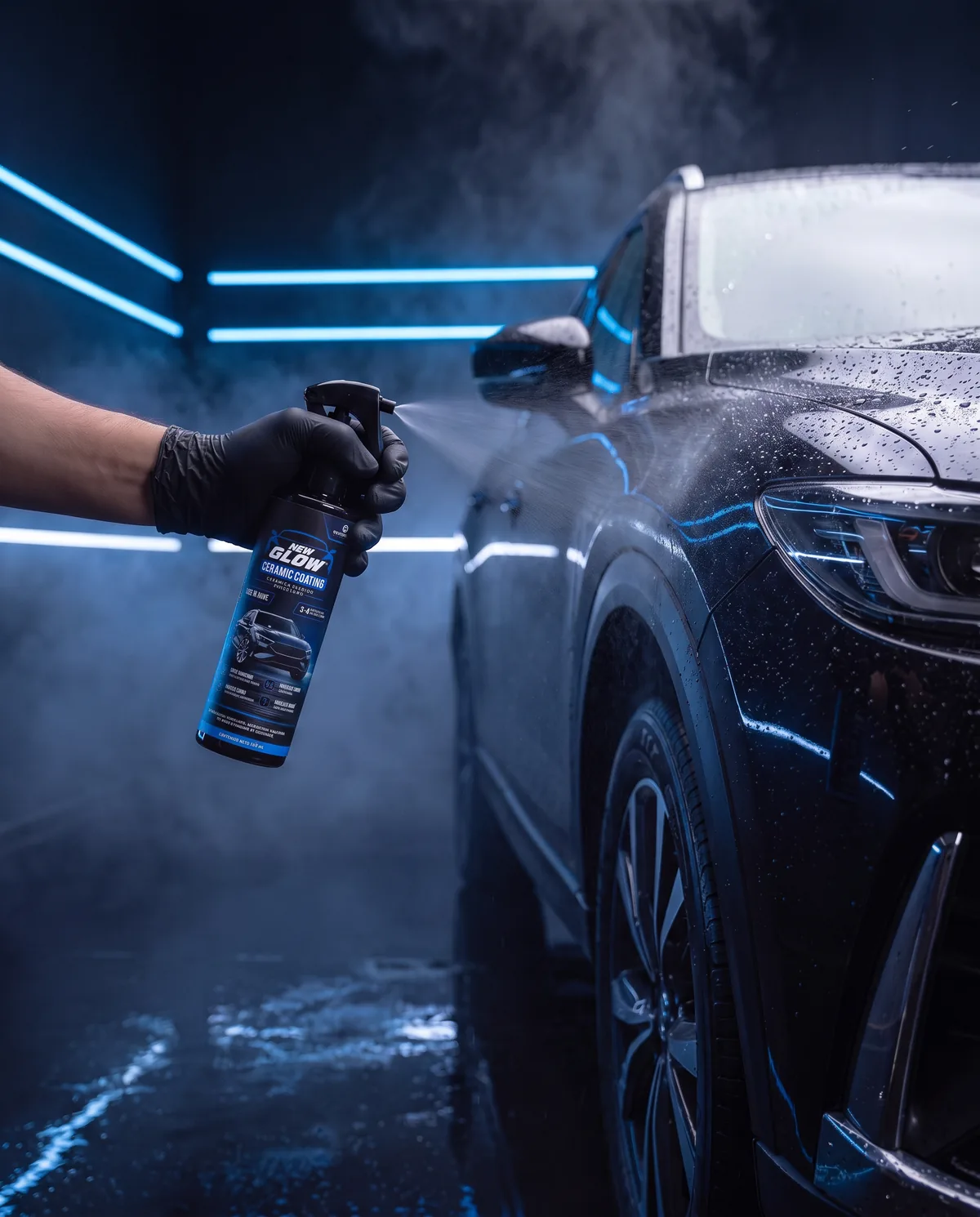 Mano rociando NEW GLOW 150 ml sobre el guardabarros de un SUV negro